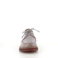 Sandfarvet snøresko i læder med god stødabsorbering.