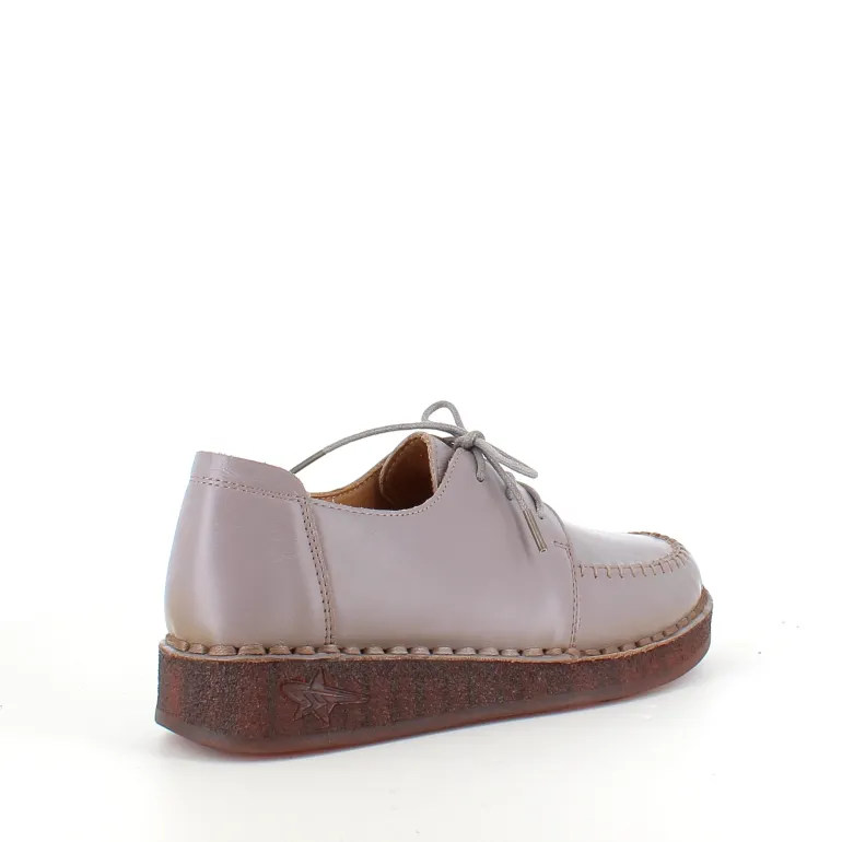 Sandfarvet snøresko i læder med god stødabsorbering.