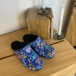 Sanita tøffel-træsko med blå og lilla blomster