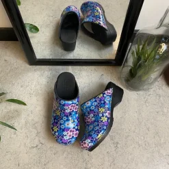 Sanita tøffel-træsko med blå og lilla blomster