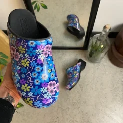 Sanita tøffel-træsko med blå og lilla blomster