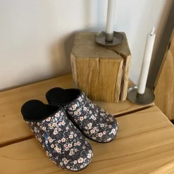 Sanita tøffel-træsko med sort/hvide blomster