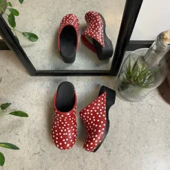 Sanita træsko med rødt og hvidt prikmønster