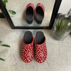 Sanita træsko med rødt og hvidt prikmønster