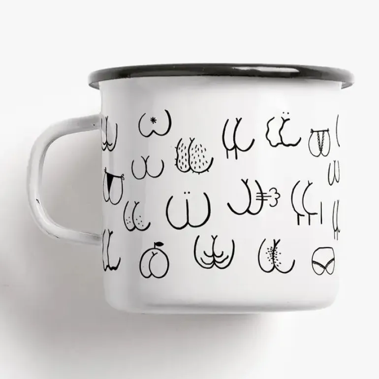 Sjov emaljekop med humoristisk numse-print – perfekt gaveidé