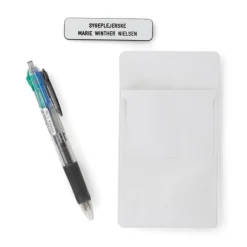 Skilt, lommebeskytter og kuglepen