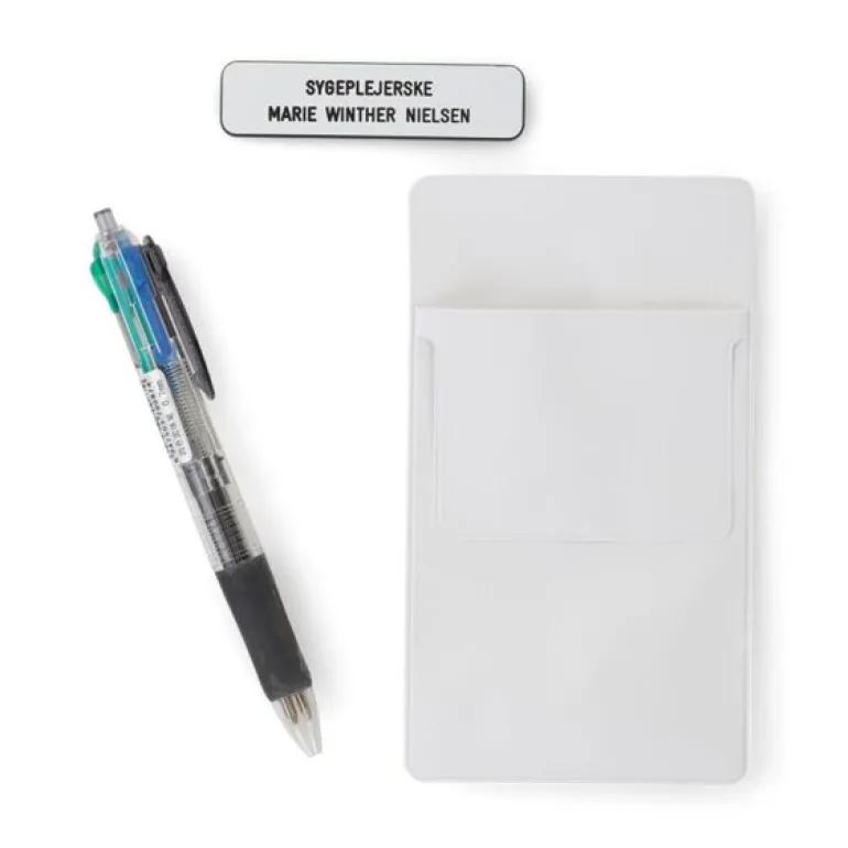 Skilt, lommebeskytter og kuglepen