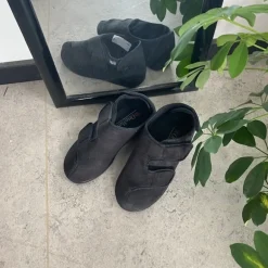 Sko med velcro og bred pasform og regulerbar hælrem
