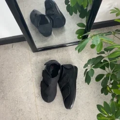 Sko med velcro og bred pasform og regulerbar hælrem