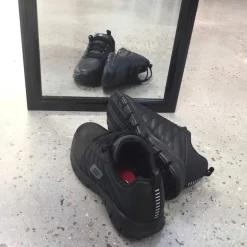 Skridhæmmende Skechers med de kendte skumbunde og komfort