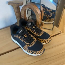 Smarte Woden sneakers i sort mix med leopardmønster.