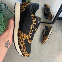 Smarte Woden sneakers i sort mix med leopardmønster.