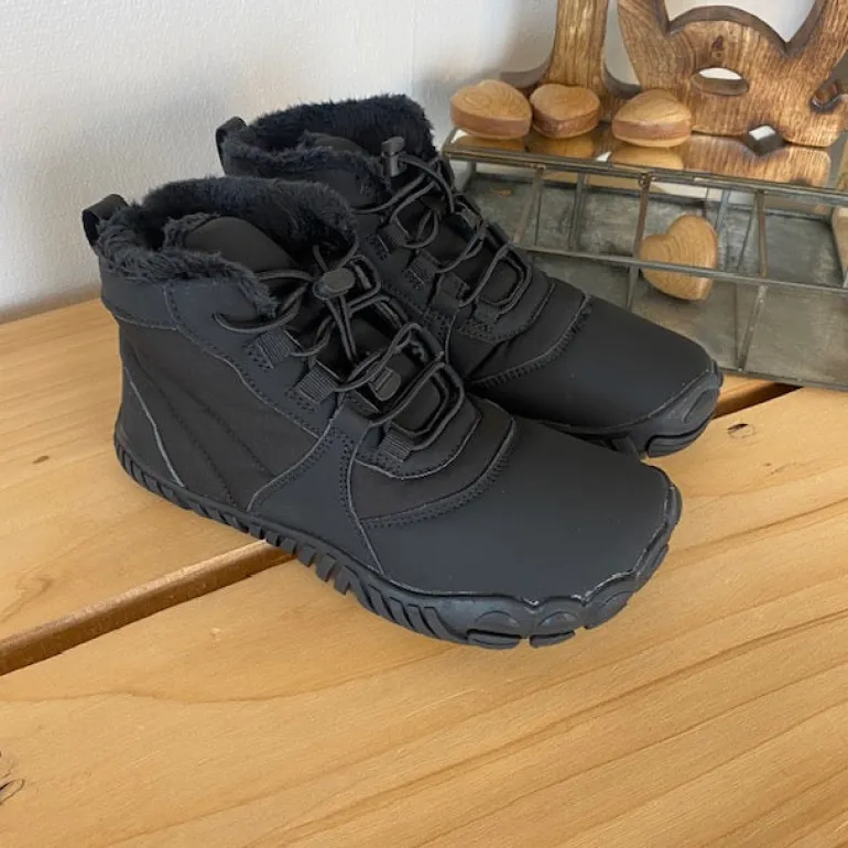 Sort barfodssko med fleksibel gummisål, praktisk klemmelukning og let for