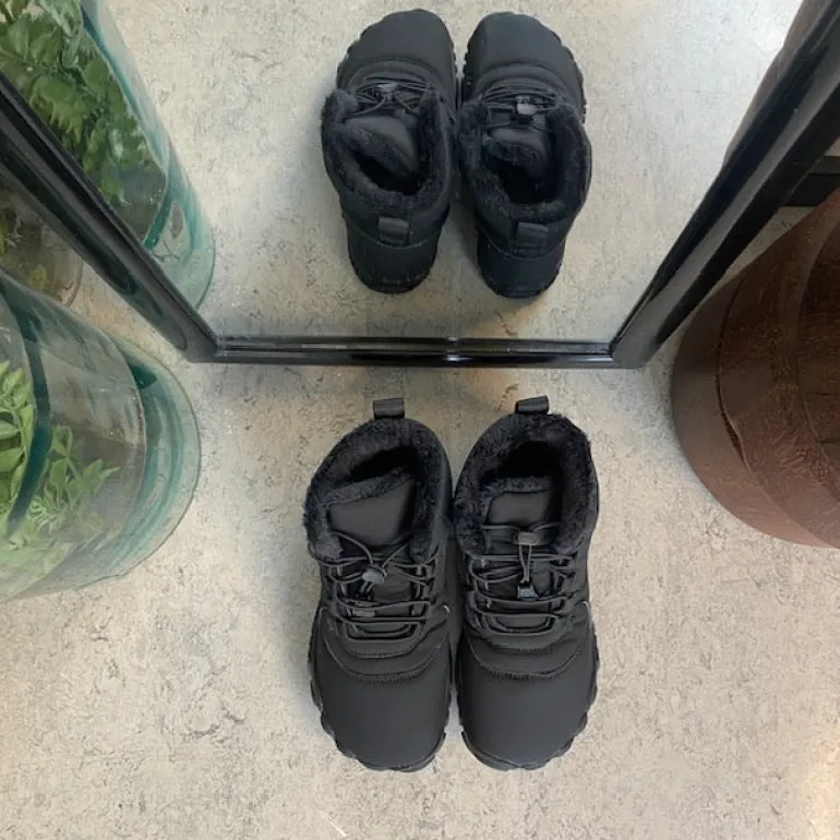 Sort barfodssko med fleksibel gummisål, praktisk klemmelukning og let for