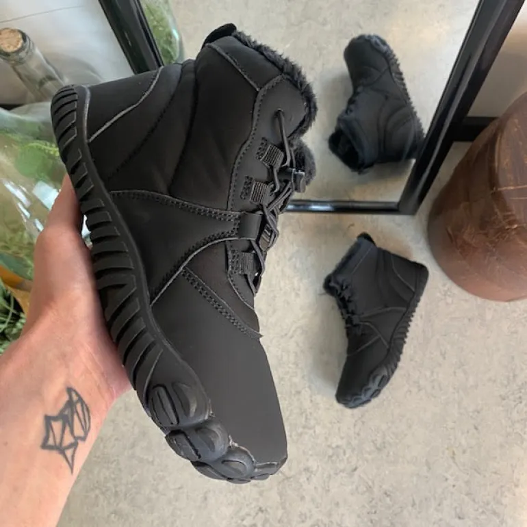 Sort barfodssko med fleksibel gummisål, praktisk klemmelukning og let for