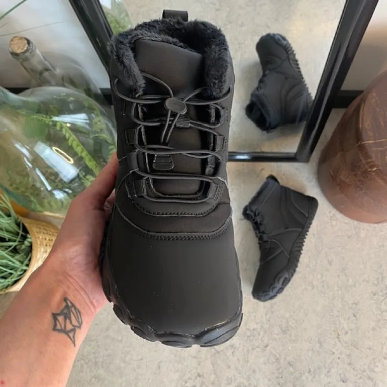 Sort barfodssko med fleksibel gummisål, praktisk klemmelukning og let for