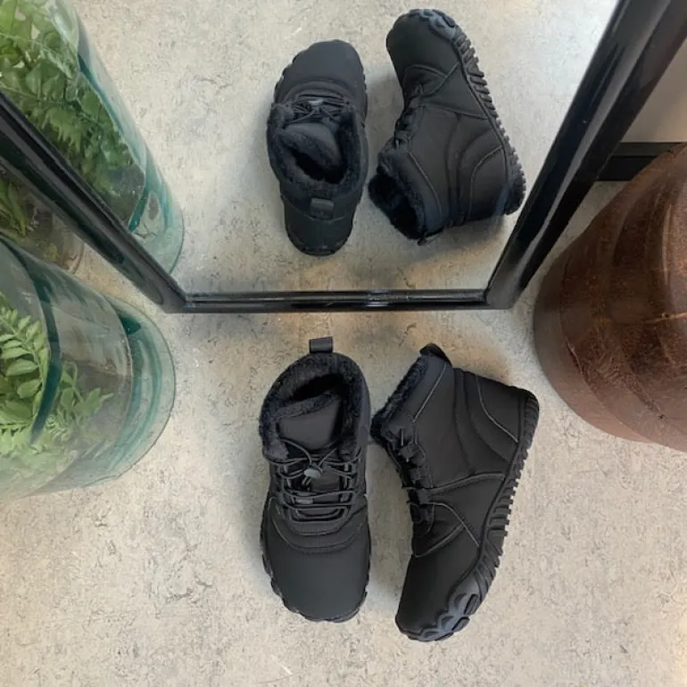 Sort barfodssko med fleksibel gummisål, praktisk klemmelukning og let for