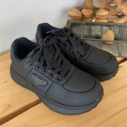 Sort damesko i blød PU med snørebånd og dekorative syninger – komfortabel hverdagssko