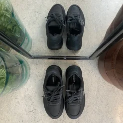 Sort damesko i blød PU med snørebånd og dekorative syninger – komfortabel hverdagssko