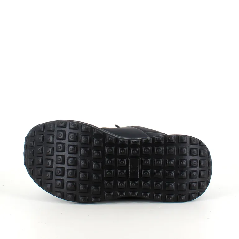 Sort damesko i blød PU med snørebånd og dekorative syninger – komfortabel hverdagssko