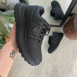 Sort damesko i blød PU med snørebånd og dekorative syninger – komfortabel hverdagssko