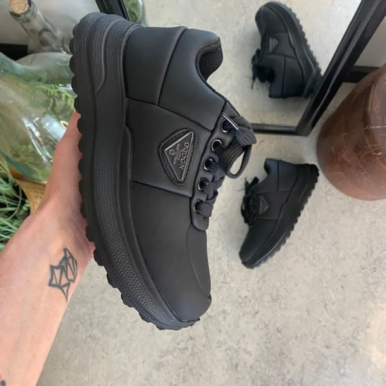 Sort damesko i blød PU med snørebånd og dekorative syninger – komfortabel hverdagssko