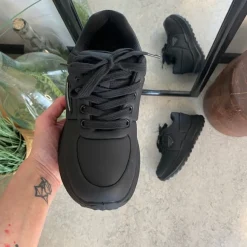 Sort damesko i blød PU med snørebånd og dekorative syninger – komfortabel hverdagssko