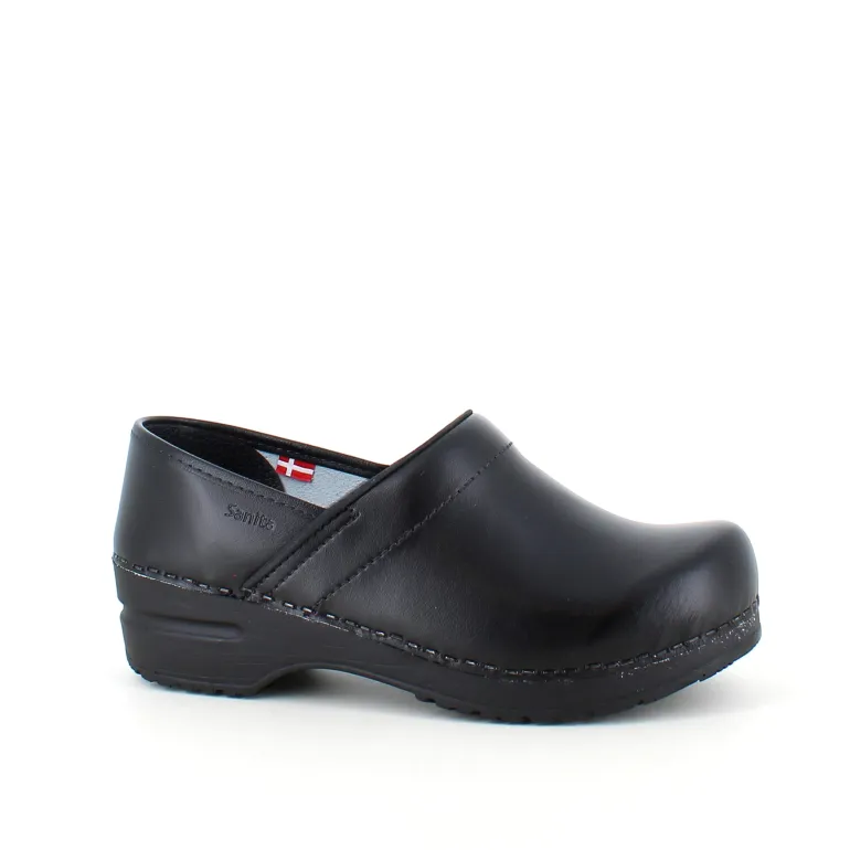 Sort fleksibel Sanita-træsko med hælkappe.