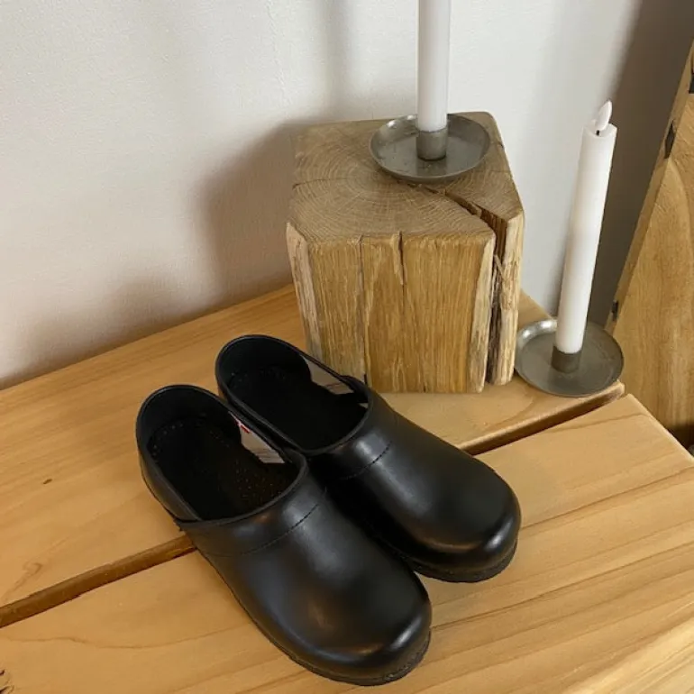 Sort fleksibel Sanita-træsko med hælkappe.