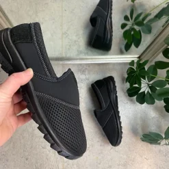 Sort fleksibel sko med skridhæmmende såler