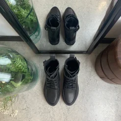 Sort Green Comfort snørestøvle med spænde