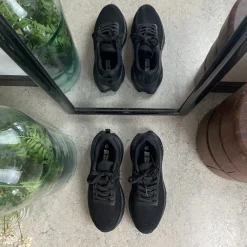 Sort komfortsko med stødabsorberende sål