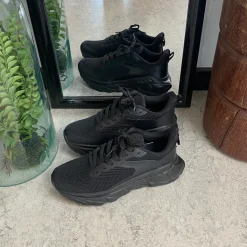 Sort komfortsko med stødabsorberende sål