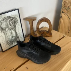 Sort komfortsko med stødabsorberende sål