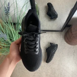 Sort komfortsko med stødabsorberende sål