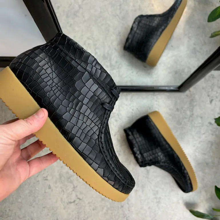 Sort krokodillemønstret støvlet i skind fra Nature