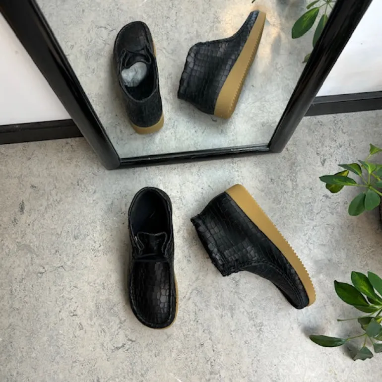 Sort krokodillemønstret støvlet i skind fra Nature