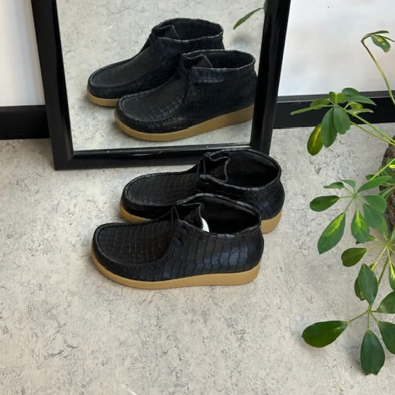 Sort krokodillemønstret støvlet i skind fra Nature