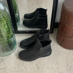 Sort læder ankelstøvle med for og dobbelt lynlås