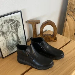 Sort læder ankelstøvle med for og dobbelt lynlås