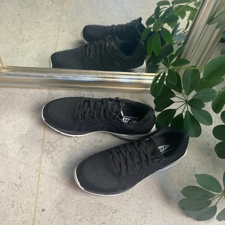 Sort letvægts sko fra MBT