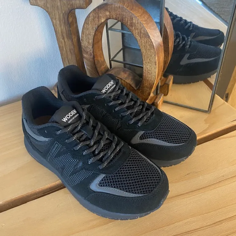 Sort letvægtssko i åndbart materiale fra Woden.