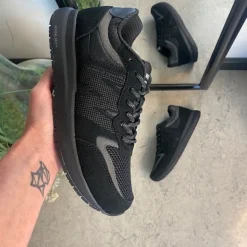 Sort letvægtssko i åndbart materiale fra Woden.