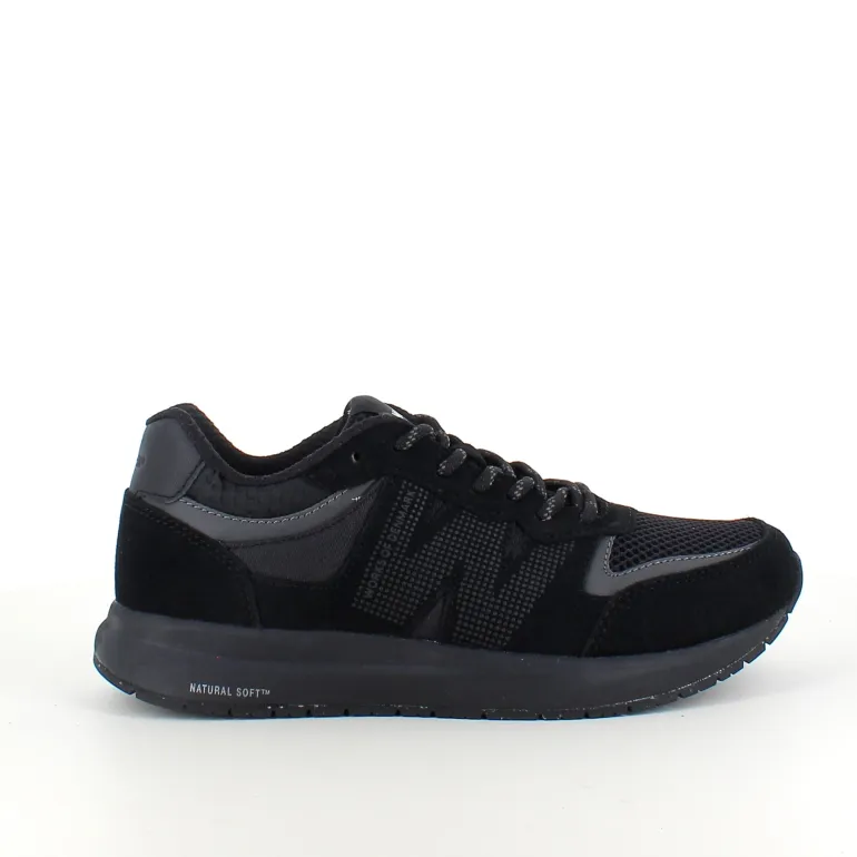 Sort letvægtssko i åndbart materiale fra Woden.