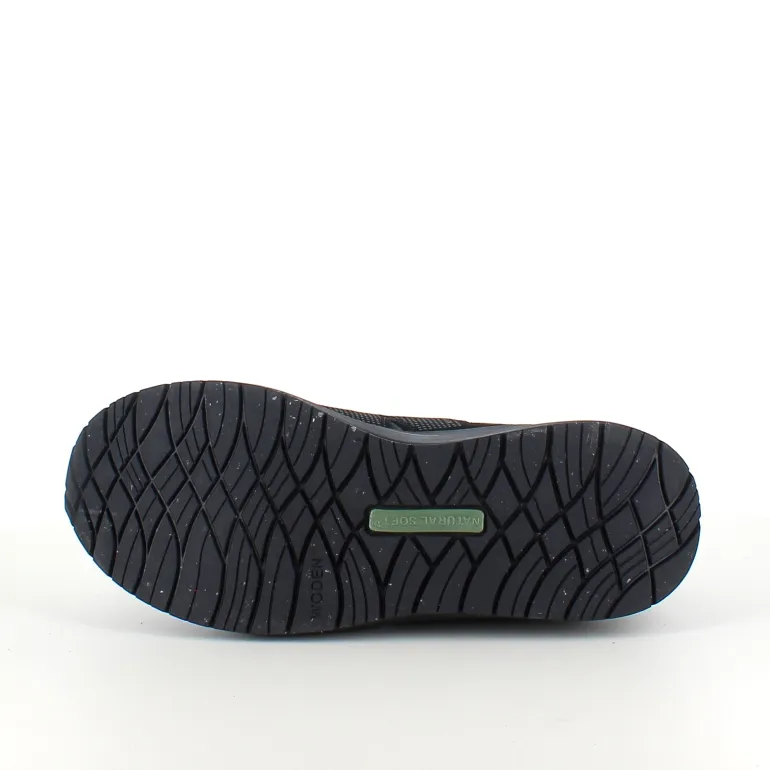 Sort letvægtssko i åndbart materiale fra Woden.