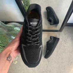 Sort letvægtssko i åndbart materiale fra Woden.