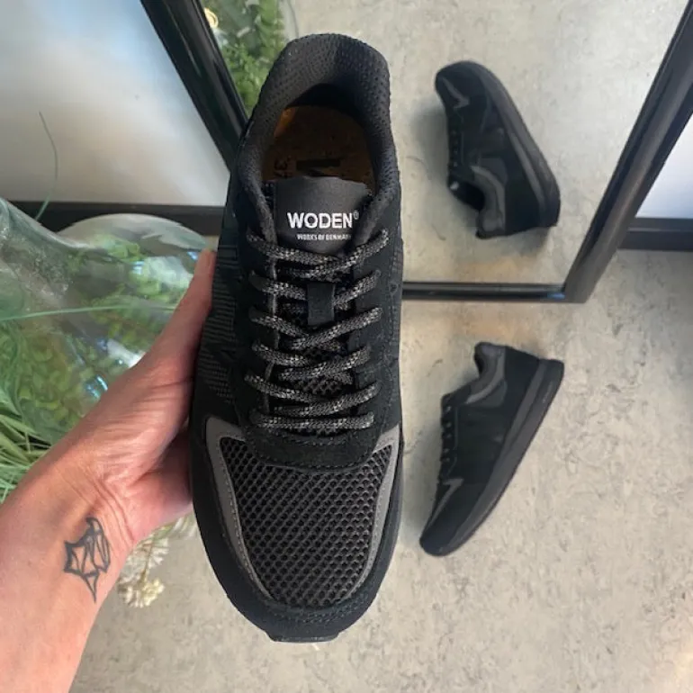 Sort letvægtssko i åndbart materiale fra Woden.