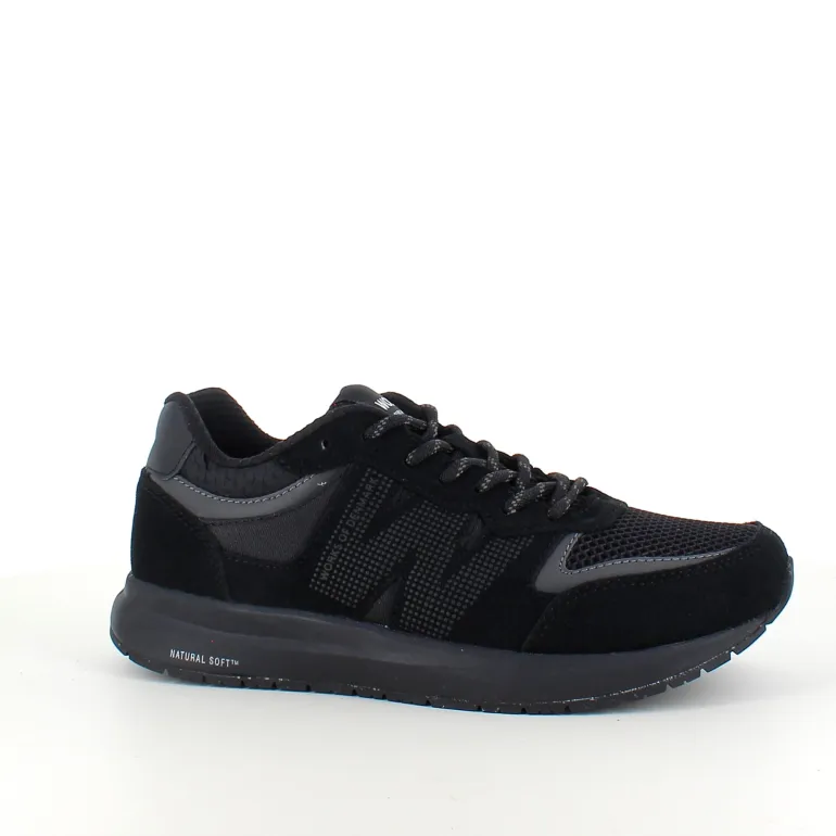 Sort letvægtssko i åndbart materiale fra Woden.