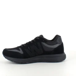 Sort letvægtssko i åndbart materiale fra Woden.