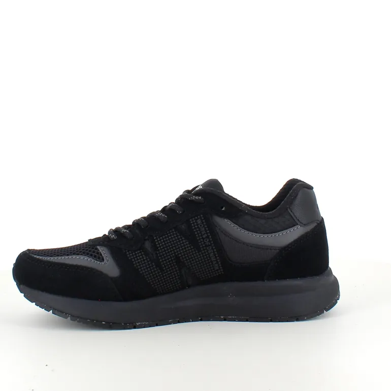 Sort letvægtssko i åndbart materiale fra Woden.